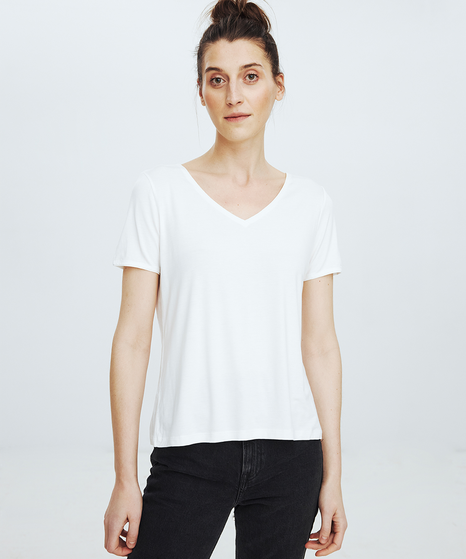 White Classic V-Neck Slim no. 126